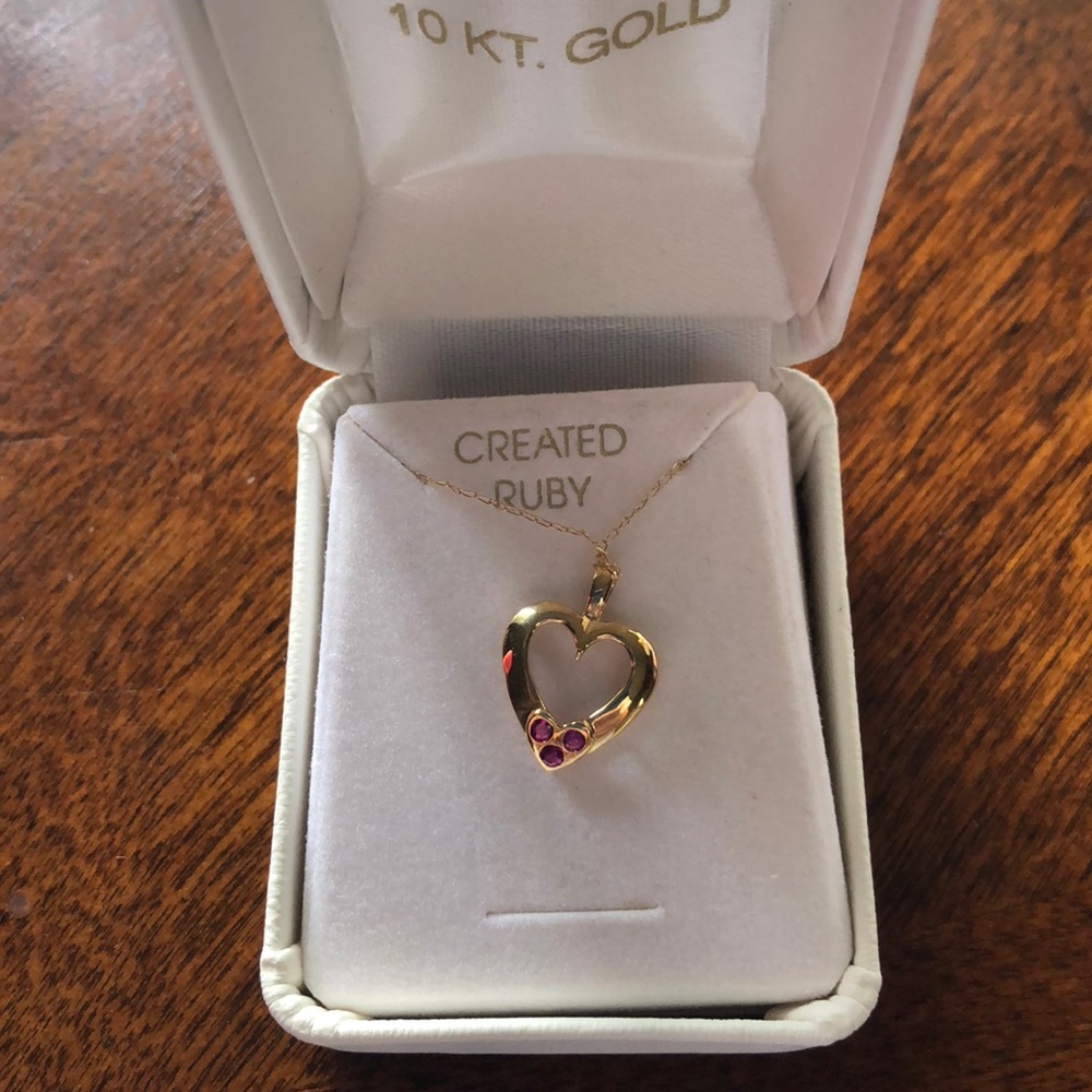 Gold heart necklace with rubys